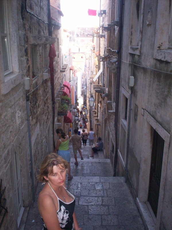Jeden z korytarzy Dubrovnika :) nale?y raczej do tych w??szych :))